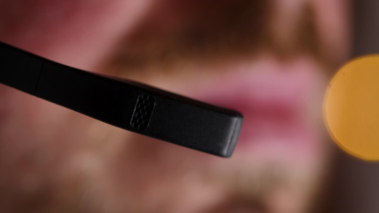 남성 직원이 서비스 센터에서 말하고 고객을 안심시키려고 합니다.