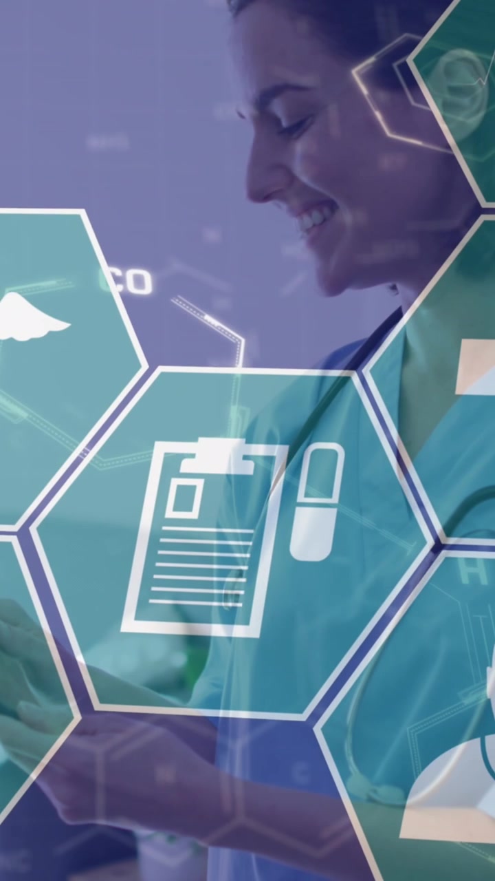 Animación de iconos médicos y procesamiento de datos sobre una doctora de raza blanca en un hospital
