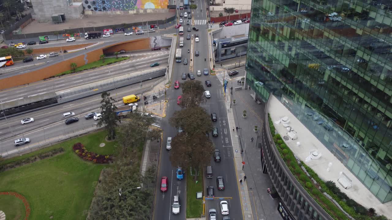 video de drones de un cruce de calles en el distrito de miraflores de lima, perú