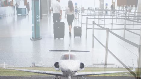 video compuesto del avión en el aeropuerto contra un hombre de negocios y una mujer de negocios caminando con bolsas de tranvía