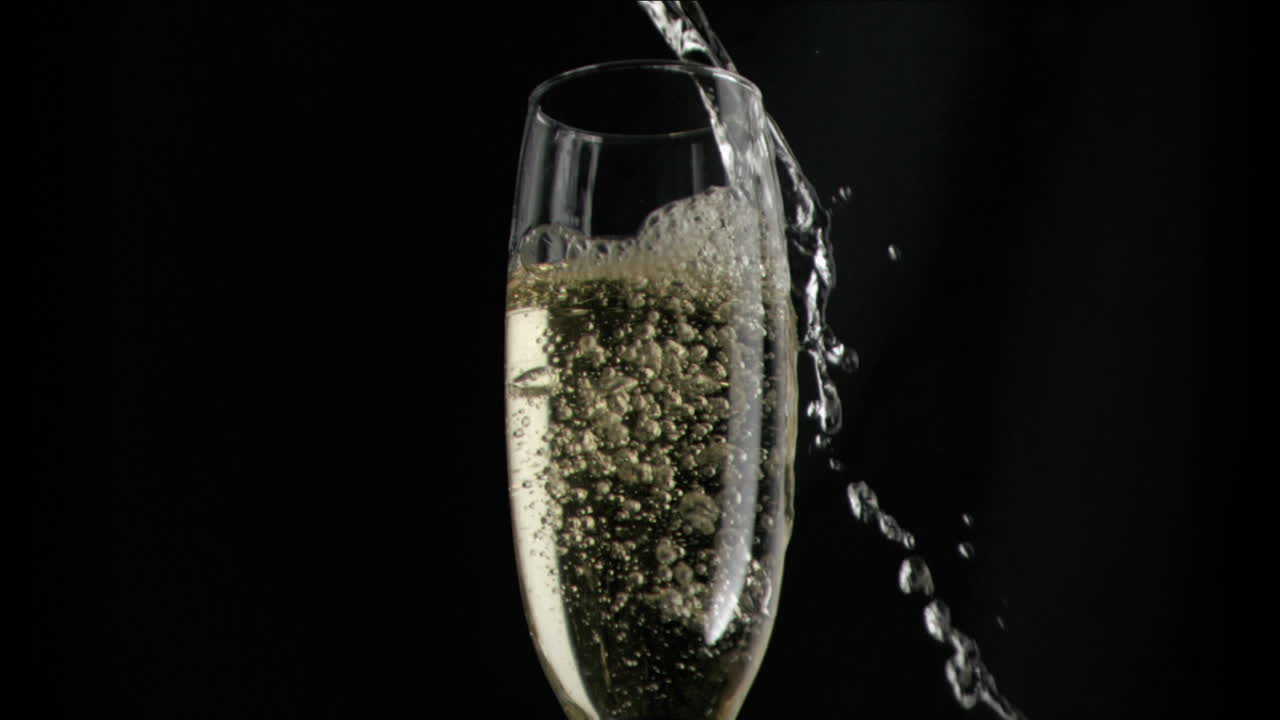 슈퍼 슬로 모션으로 흐르는 화이트 와인