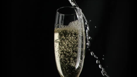 vino blanco fluyendo en cámara súper lenta