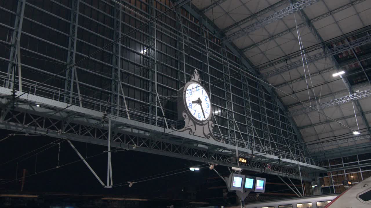 reloj en la estación de tren gare montparnasse, parís-montparnasse por la noche en parís, francia