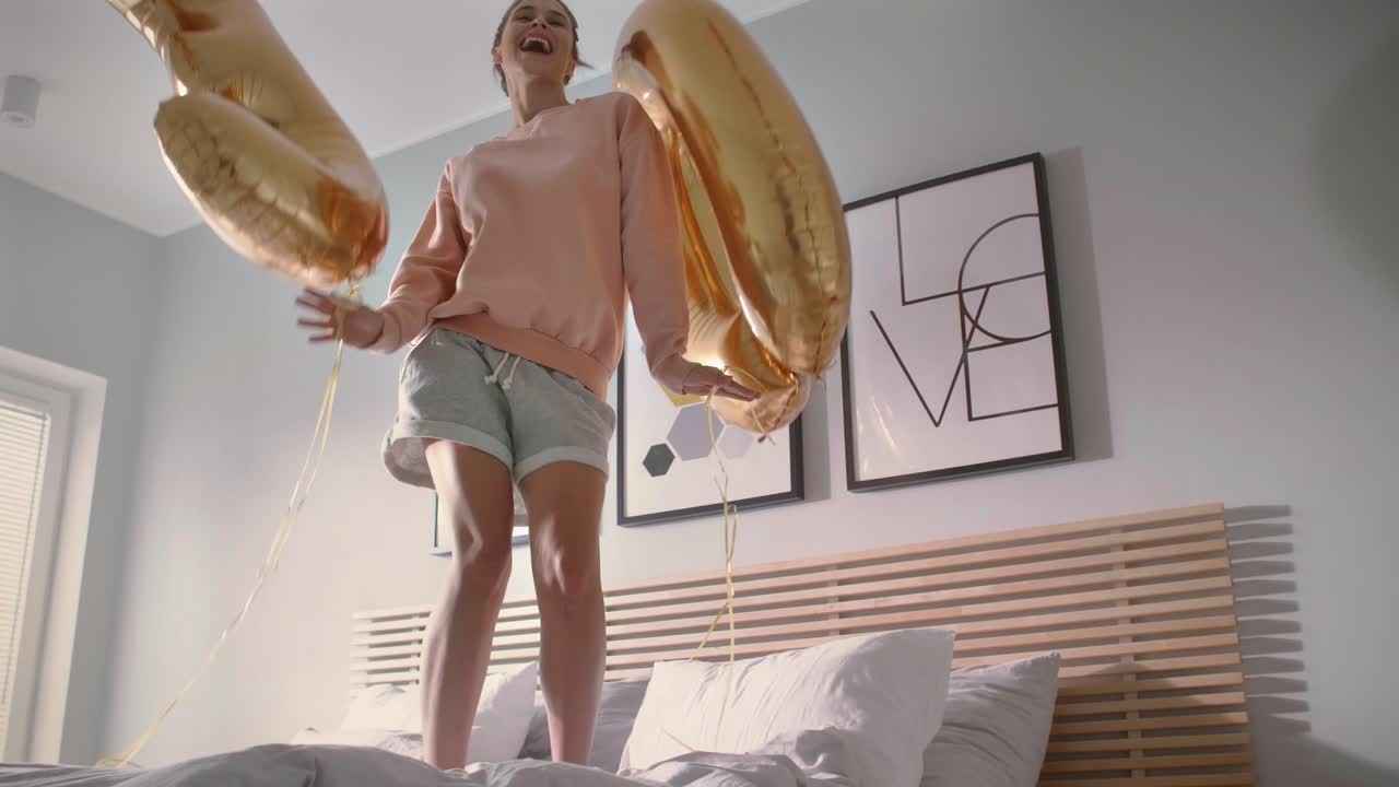 mujer feliz bailando en la mañana de su cumpleaños