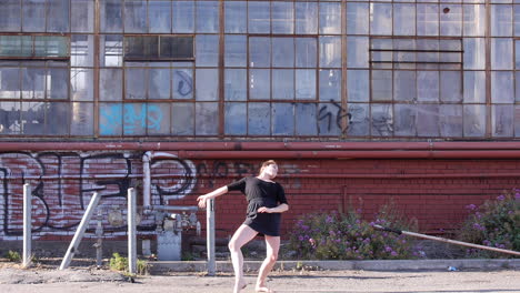 Mujer-Bailando-Interpretativa-Descalza,-Panorámica-Hacia-Abajo-Del-Almacén-De-Ventanas-De-Vidrio-Abandonado,-Plano-General