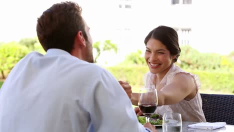 Pareja-Feliz-Teniendo-Una-Comida-Romántica-Juntos