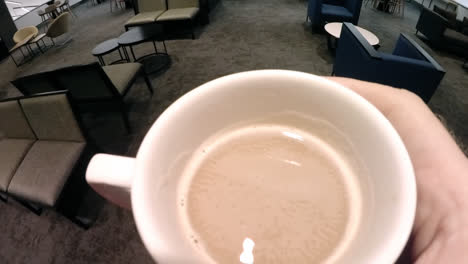 hand van een leidinggevende die een kop koffie vasthoudt