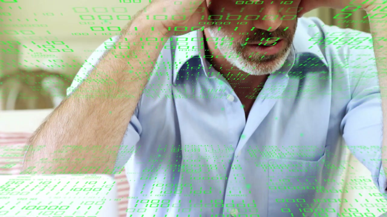 Uomo seduto in ufficio che digita, tocca il telefono, fa una pausa strofinandosi gli occhi e controlla le finanze con un'overlay verde