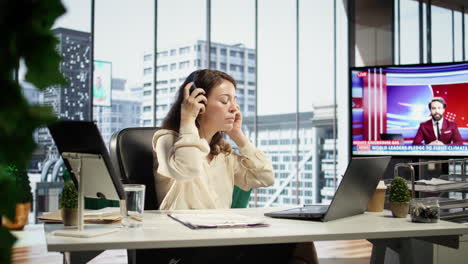 joven empresaria escuchando un podcast mientras resuelve tareas comerciales diarias