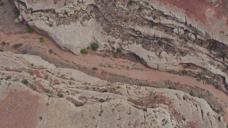 Dröhne-über-Felsen-Und-Flussbetten-In-Utah,-Neige-Die-Aufschlussreiche-Straße---Luftaufnahme