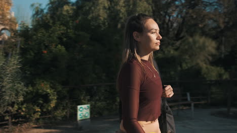 Mujer-Caucásica-Al-Aire-Libre.