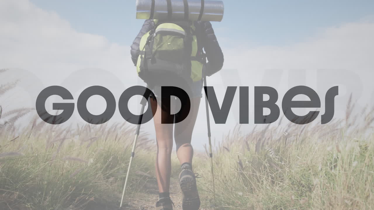 Animasjon av ordene good vibes i svart over en kvinne som vandrer på landet