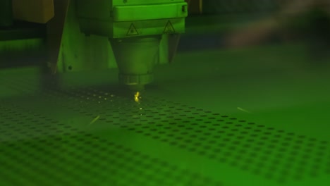 tecnología de procesamiento industrial de corte por láser de material de acero de chapa plana con chispas