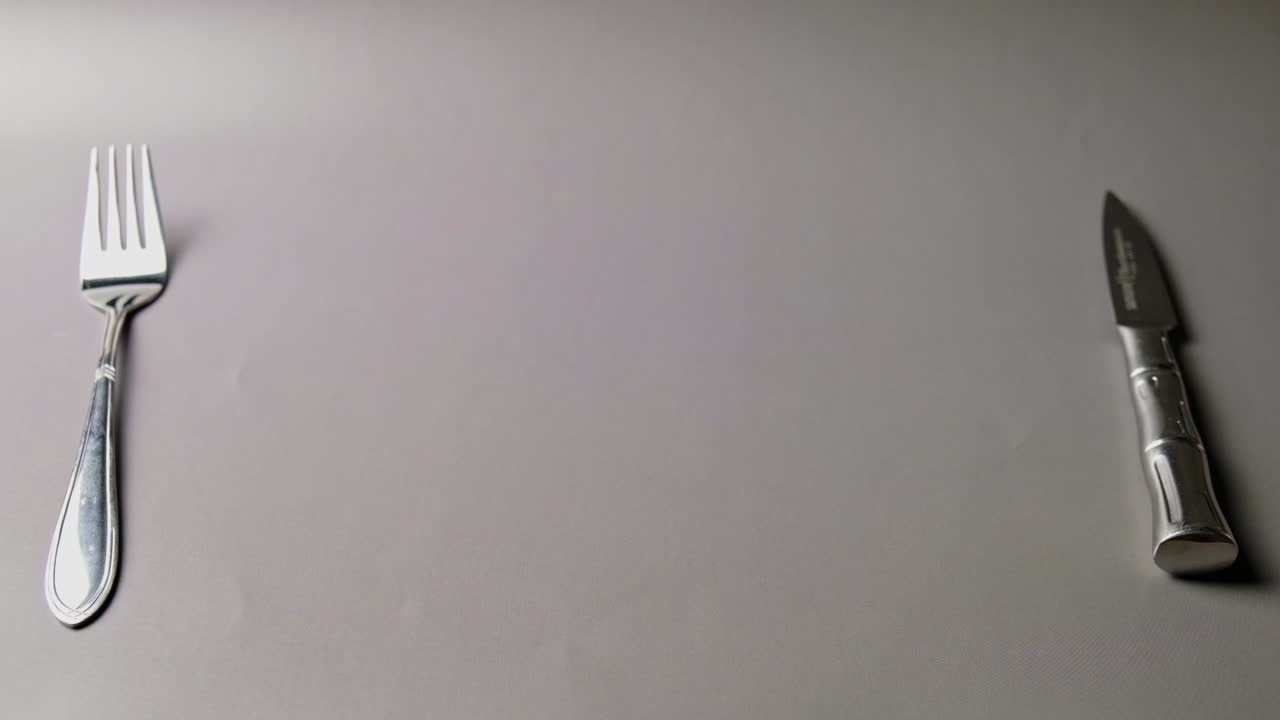 dólares de los estados unidos servidos en el plato con tenedor y cuchillo