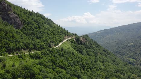 馬其頓的綠色樹木覆蓋的沙爾山脈中間的農村道路