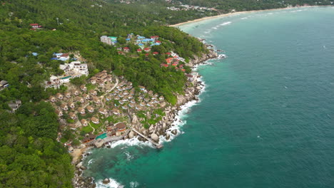 al sur de la costa de la isla de koh tao, resort de lujo en la ladera de una colina en la orilla del mar, tailandia, vista aérea