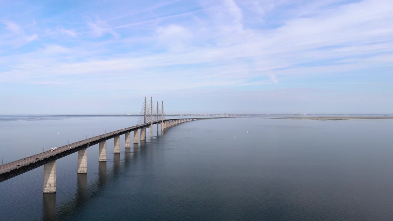 Ponte di Öresund, cielo azzurro nuvoloso, acqua calma, vista dal drone