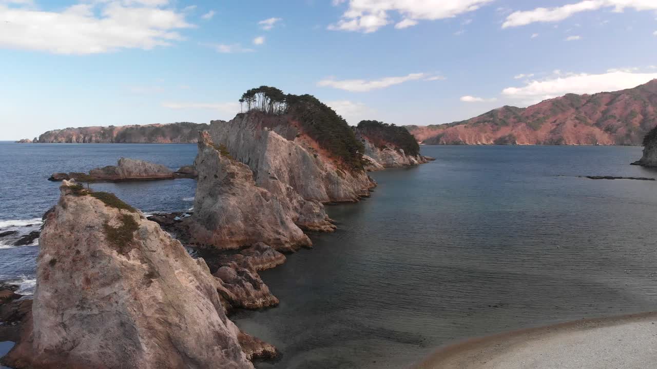 bajando la antena sobre la playa de jodagahama en japón en un día parcialmente nublado