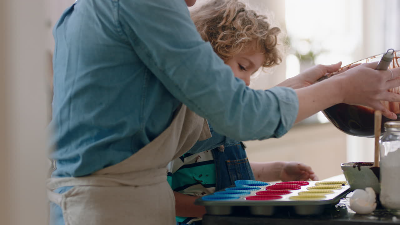 niño ayudando a su madre a hornear en la cocina vertiendo masa en la bandeja de hornear preparando receta de pastel casero en casa