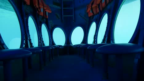 empujar surrealista en el interior de un submarino vacío y salir por uno de los ojos de buey al océano azul más allá