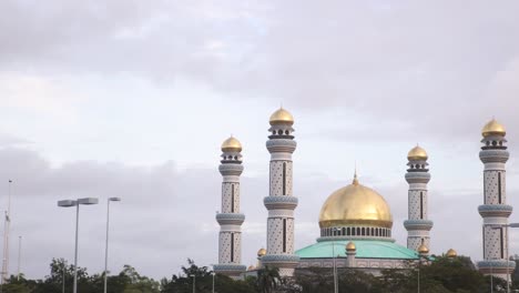 Cúpula-Dorada-Y-Minaretes-Imponentes-En-La-Mezquita-Jame&#39;asr-Hassanil-Bolkiah-En-Bandar-Seri-Bagawan-En-Brunei-Darussalam