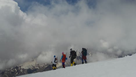 excursionistas en la cumbre de una montaña