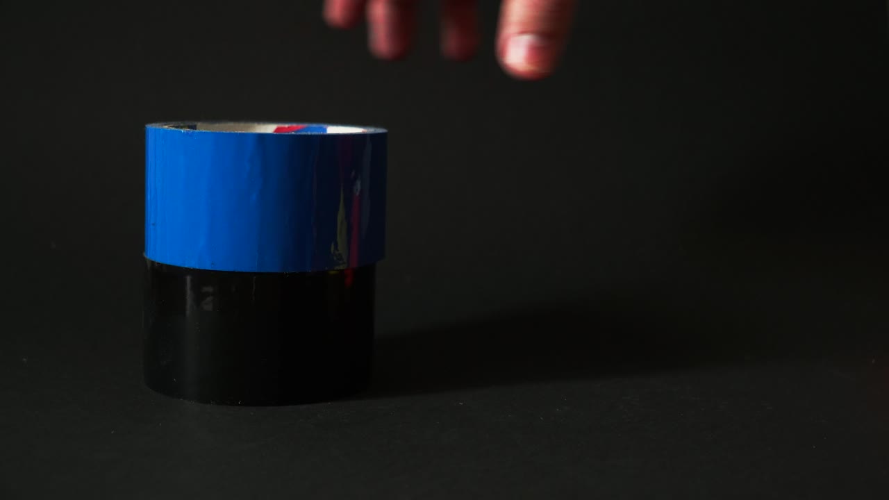 cinta de color en un fondo negro muchos