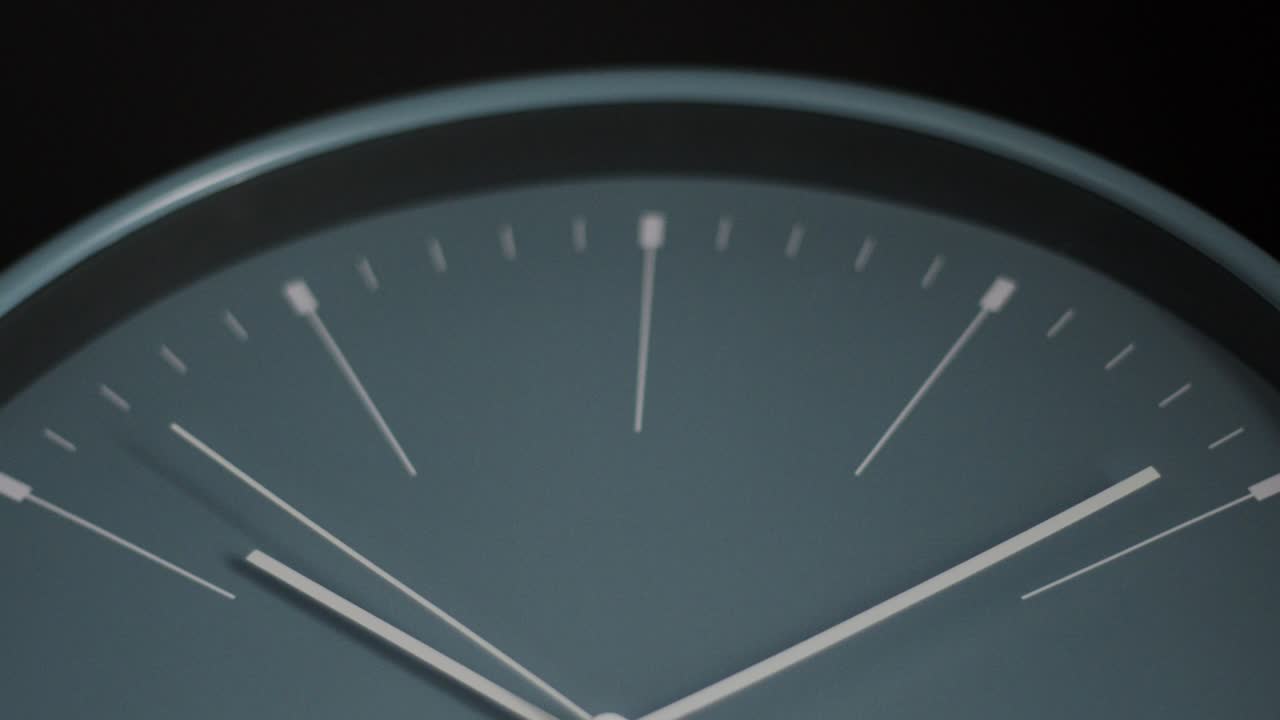 el reloj gris está cerrado a las 10:09 p.m.