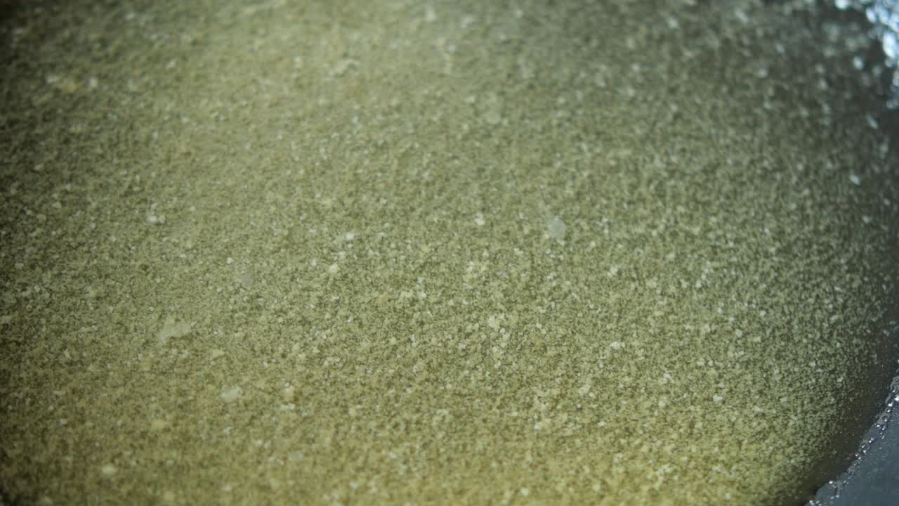 primer plano de aceite de cocina caliente en una sartén