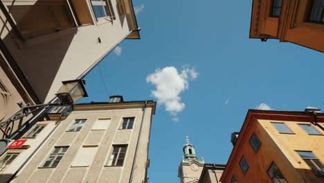 St.-Nikolaus-(Storkyrkan)-Glockenturm-In-Stockholm-Blick-Durch-Eine-Schmale-Straße-Mit-Alten-Häusern-4k-Vid