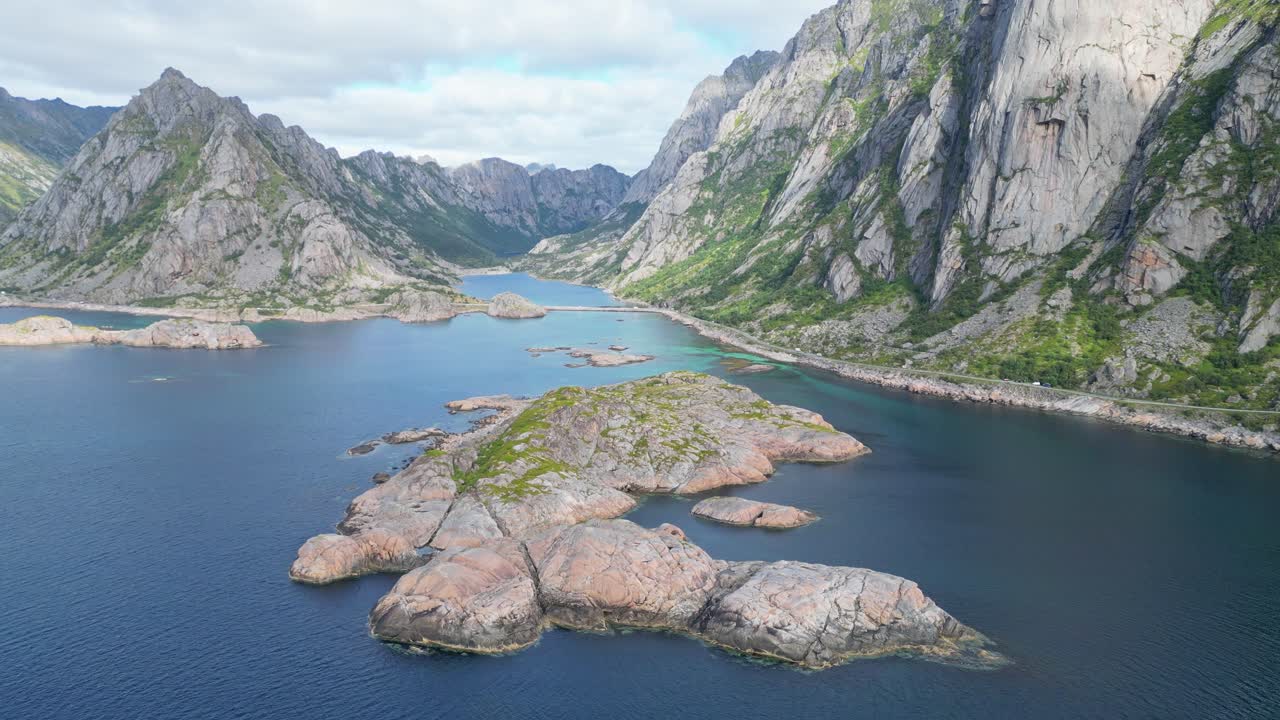 Spiaggia di Rorvikstranda sull'isola di Lofoten, Norvegia, Scandinavia - Riprese aeree circolari