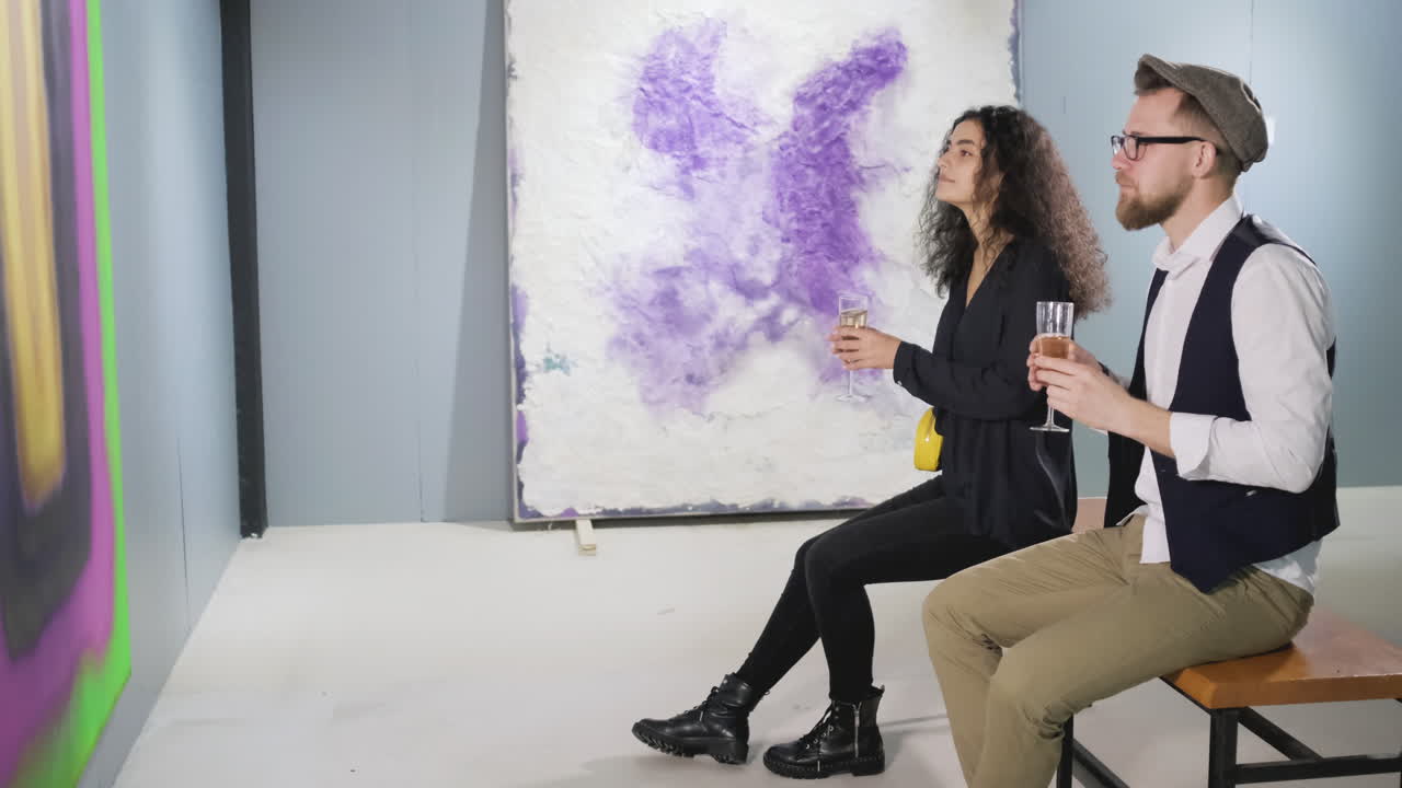 미술관 에서 페인 을 즐기는 부부