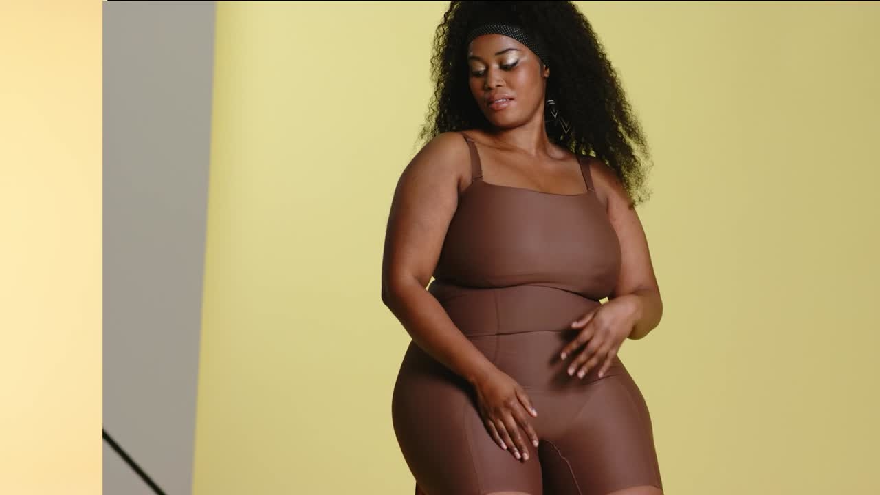 Donne diverse in posa in studio per un servizio fotografico di moda e lifestyle