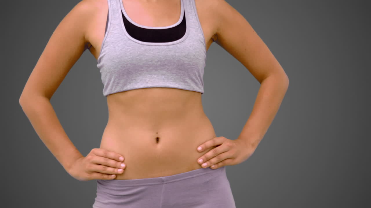 스포츠 브래지어를 입은 흑인 여성