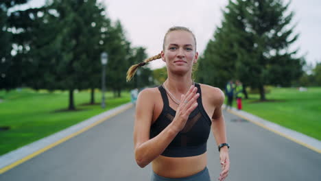 Glückliche-Sportliche-Frau,-Die-Im-Park-Joggt.-Mädchen-Macht-Cardio-Training-Im-Freien