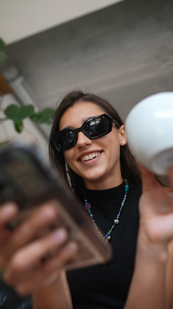 kvinne som bruker telefon