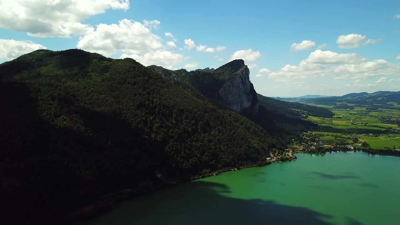 Ilmakuva Mondsee-vuoristojärvestä Sankt Lorenzin rannikon tuntumassa, Itävallassa.