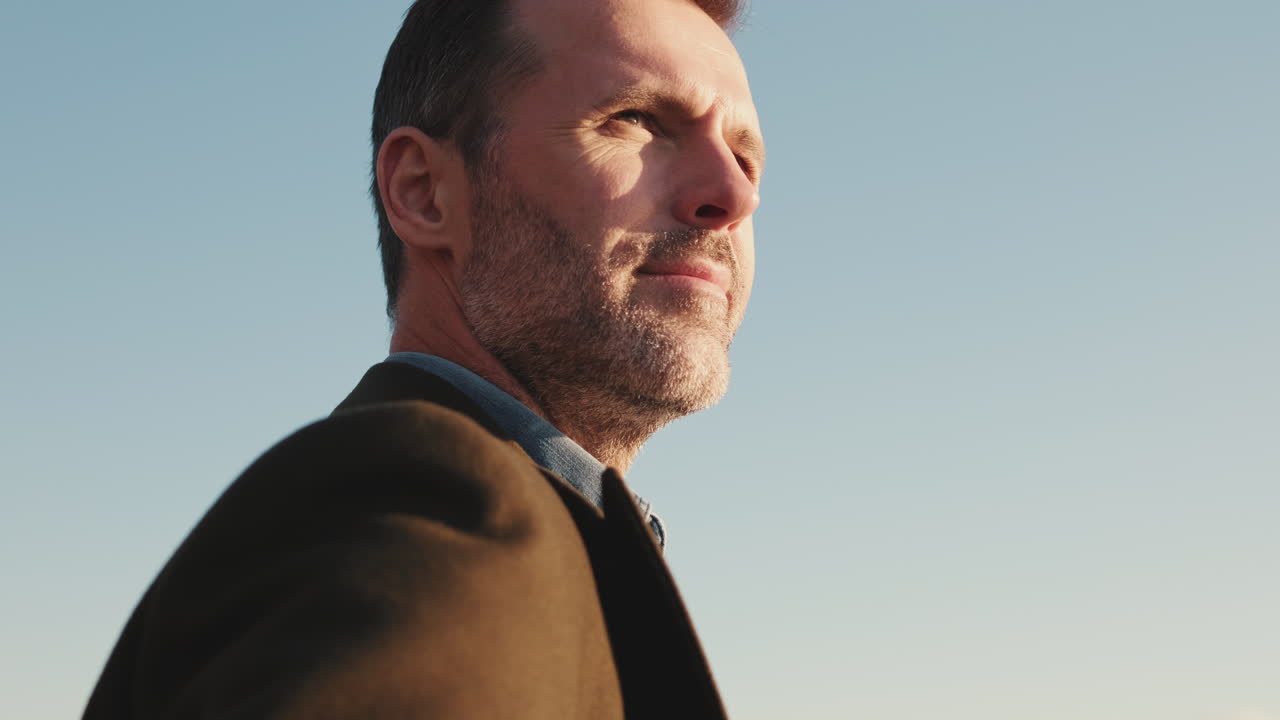 Portret van een man tegen de lucht