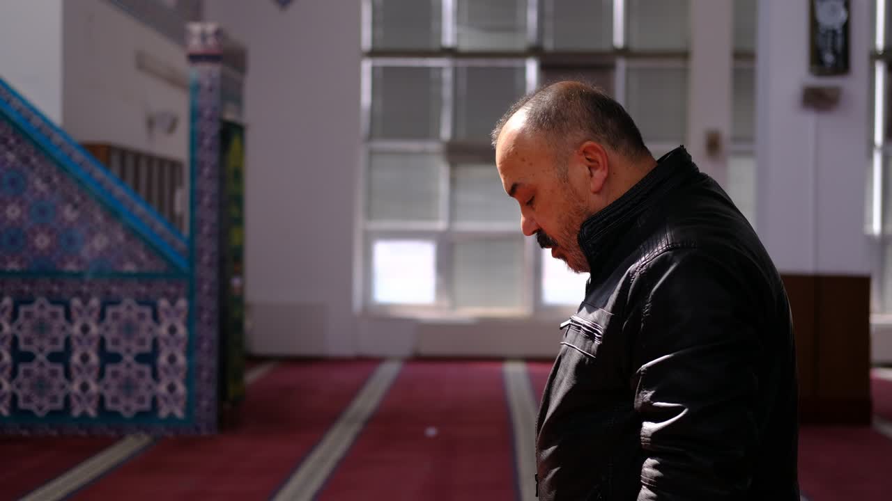 남자는 햇빛에 모스크에서기도