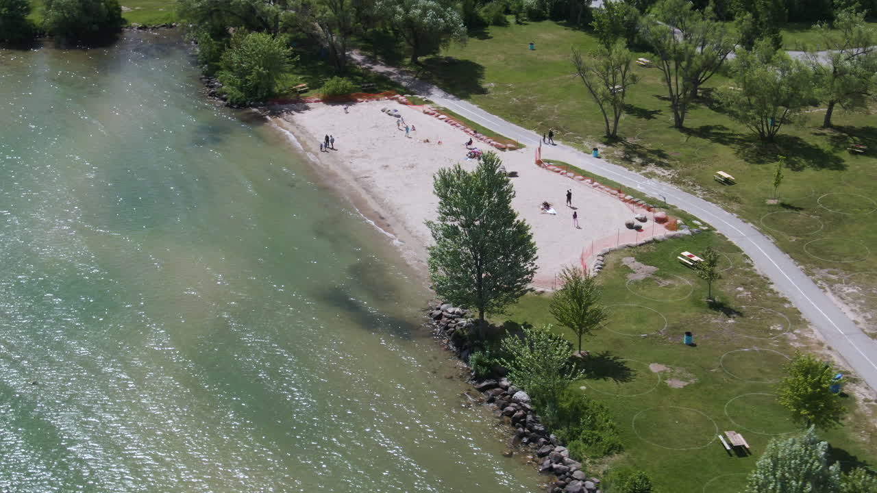 вид с воздуха на людей, отдыхающих в пляжном парке иннисфил в солнечный день, онтарио, канада