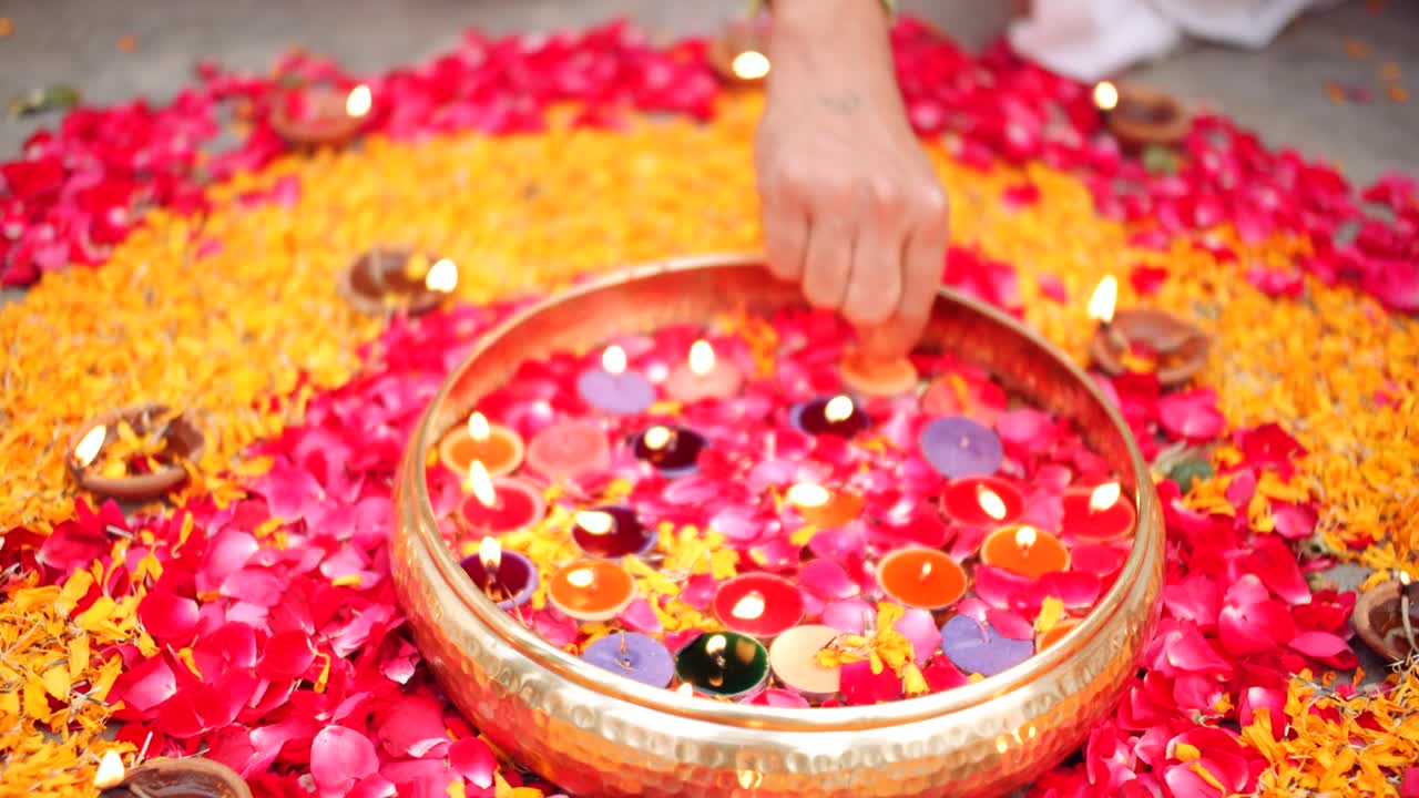 la pareja celebra un colorido diwali rangoli - rojo rosa naranja verde