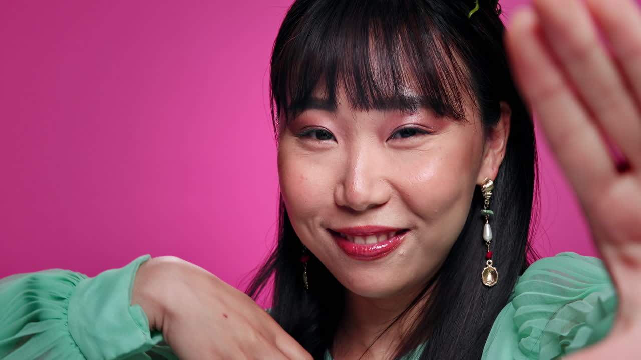 초록색 드레스를 입은 미소 짓는 아시아 여성