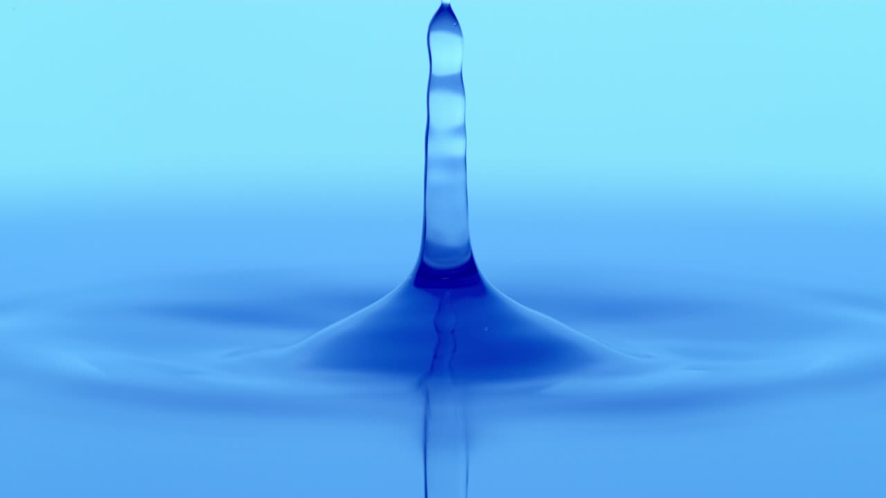 천천히 움직이는 물방울