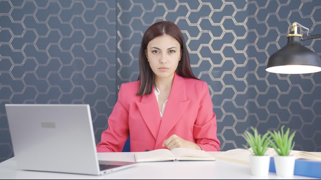 joven mujer de negocios diciendo cállate a la cámara.