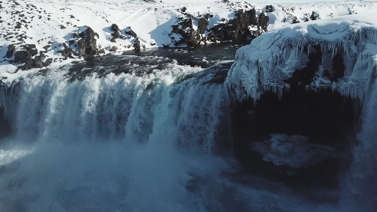 hermosa toma de drone de cascada congelada en islandia