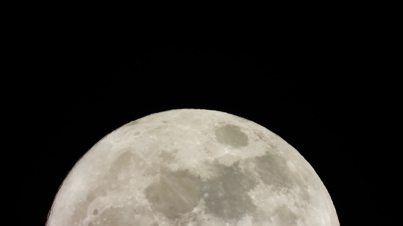 acelera la luna llena moviéndose en el tiempo de la noche.