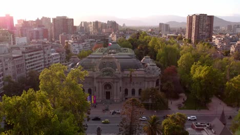 Vista-Frontal-Aérea-Del-Museo-Nacional-De-Bellas-Artes-Con-Arquitectura-Antigua-En-La-Ciudad-De-Santiago,-Chile