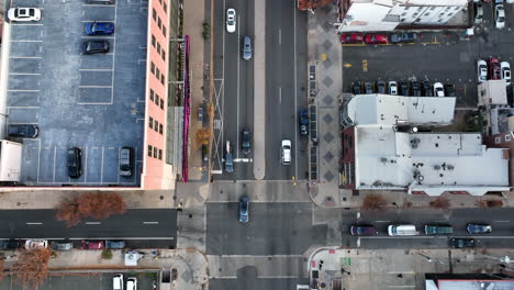 Antena-De-Arriba-Hacia-Abajo-Sobre-La-Intersección-En-La-Ciudad-Urbana-Americana