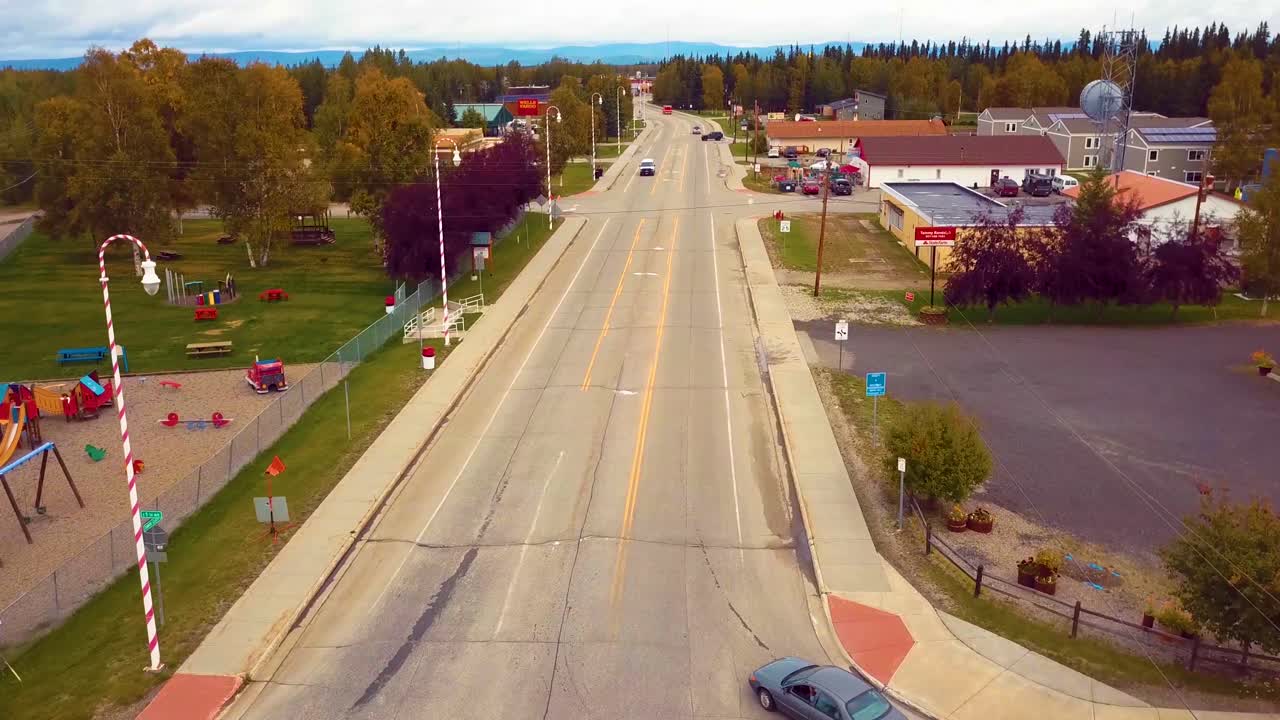 여름날 알락사 북극을 통과하는 산타클로스 레인의 4k 드론 비디오