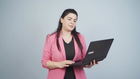una mujer de negocios que tose.